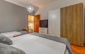 2 bedrooms, iron/ironing board, free WiFi, bed sheets