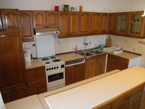 Kühlschrank, Herdplatte, Wasserkocher mit Kaffee-/Teezubehör