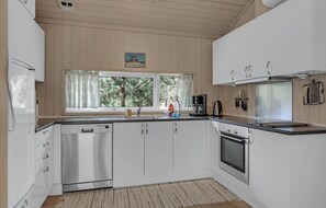 Refrigerador, parrilla de estufa, lavavajillas y cafetera y tetera 