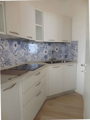 Réfrigérateur, micro-ondes, plaque de cuisson