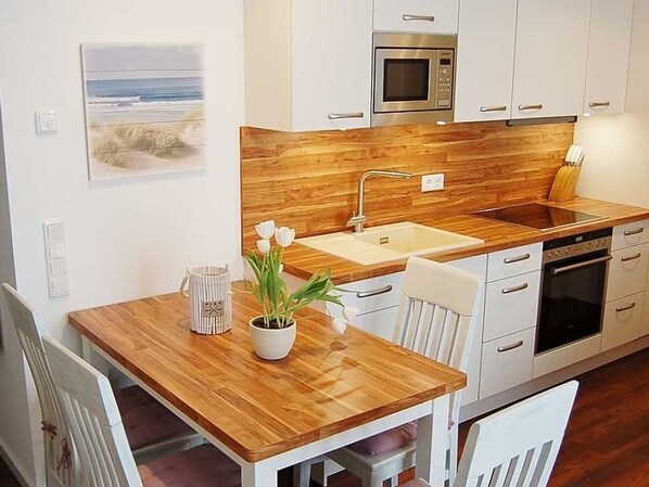 Køleskab, mikrobølgeovn, opvaskemaskine, kaffe-/temaskine