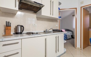 Kühlschrank, Herdplatte, Kochgeschirr/Geschirr/Besteck
