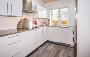 Køleskab, kogeplade, opvaskemaskine, kaffe-/temaskine