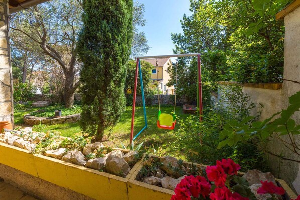 Children’s area - Holiday apartment with TV and garden (Crikvenica)