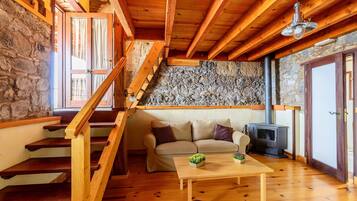 Een televisie en een open haard