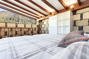 3 bedrooms, iron/ironing board, WiFi, bed sheets