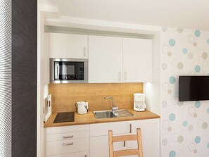 Køleskab, mikrobølgeovn, brødrister, højstol