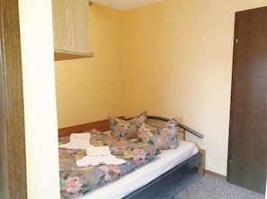 1 bedroom, desk, WiFi, bed sheets