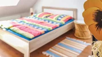 3 bedrooms, travel cot