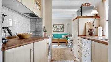 Fridge, stovetop, dishwasher, coffee/tea maker