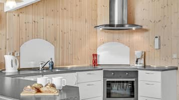 Refrigerador, parrilla de estufa, lavavajillas y cafetera y tetera