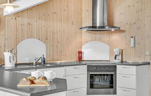 Kühlschrank, Mikrowelle, Herdplatte, Geschirrspüler