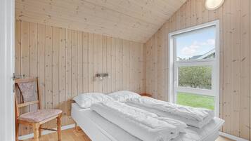 3 bedrooms, travel cot, free WiFi
