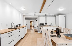 Réfrigérateur, micro-ondes, plaque de cuisson, lave-vaisselle