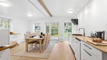 Réfrigérateur, plaque de cuisson, lave-vaisselle, cafetière/bouilloire