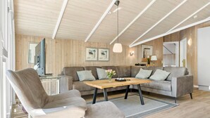 TV, fireplace - Beautiful home in Rømø with kitchen (Rømø)