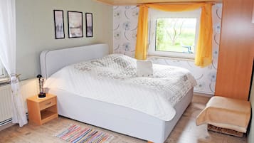 3 bedrooms, travel crib, WiFi, bed sheets