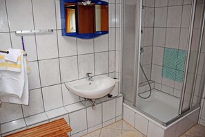 Een douche, handdoeken