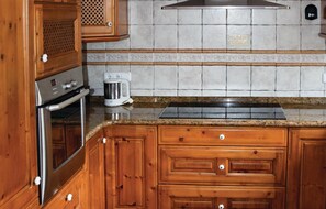 Réfrigérateur, plaque de cuisson, lave-vaisselle, cafetière/bouilloire