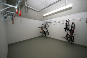Un espace de stockage pour vélos équipé de plusieurs supports et crochets pour vélos.