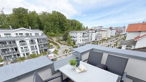 A rooftop terrace with a table, chairs, and a potted plant. - MR: Villa Rosa Whg. 16 Sea magic with 2 roof terraces - Villa Rosa Whg. 16 (Sellin)