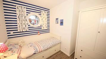 2 bedrooms, iron/ironing board, travel cot, WiFi