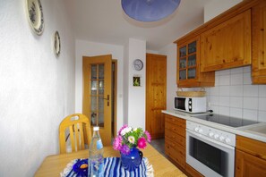 冷蔵庫、電子レンジ、オーブン、食器洗い機