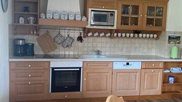 Kühlschrank, Mikrowelle, Ofen, Geschirrspüler