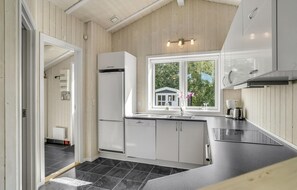 Fridge, stovetop, dishwasher, coffee/tea maker - Beautiful home in Løgstør with WiFi (Løgstør)