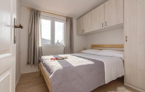 2 bedrooms, free WiFi, bed sheets - Gorgeous home in Privlaka-Sabunike (Privlaka-Sabunike)