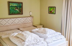 2 bedrooms, travel cot, WiFi, bed sheets
