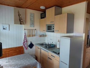 Kühlschrank, Mikrowelle, Wasserkocher mit Kaffee-/Teezubehör