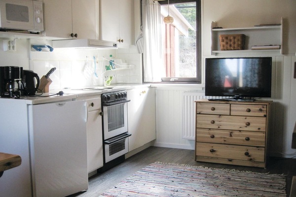 KĂŒhlschrank, Herdplatte, Wasserkocher mit Kaffee-/Teezubehör