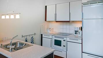 Fridge, stovetop, dishwasher, coffee/tea maker