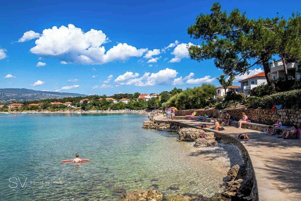 Beach nearby - Holiday apartment with air conditioning and sea view (Šilo)