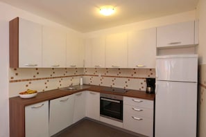 Fridge, microwave, oven, stovetop - Holiday apartment with air conditioning and sea view (Šilo)