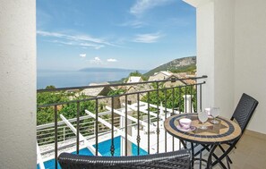 Outdoor dining - Beautiful home in Gornje Tucepi (Gornje Tucepi)