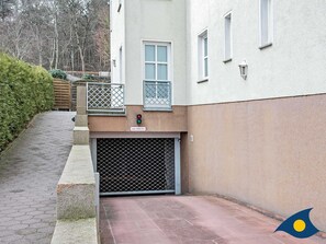 A building with a gated entrance, a small balcony, and a sign indicating a maximum height of 2 meters. - Villa Margot, Whg. 34 - VM 34 (Heringsdorf)
