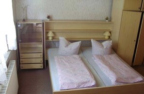 1 dormitorio, cuna de viaje, ropa de cama
