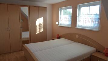 2 Schlafzimmer, Schreibtisch, Bügeleisen/Bügelbrett, WLAN