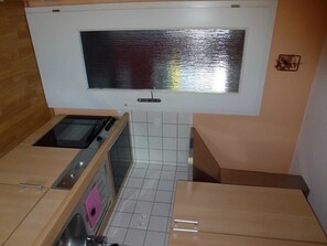 Een koelkast, een magnetron, een oven, een vaatwasser