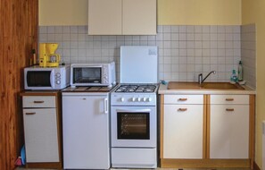 Réfrigérateur, micro-ondes, plaque de cuisson, cafetière/bouilloire