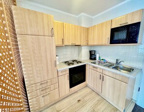 Kühlschrank, Mikrowelle, Ofen, Wasserkocher mit Kaffee-/Teezubehör