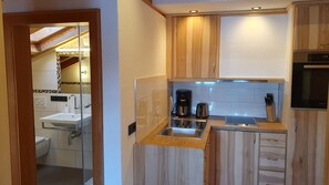 Fridge, oven, coffee/tea maker, electric kettle