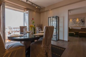 Dining - Holiday apartment with an outdoor pool and sea views (Crikvenica)