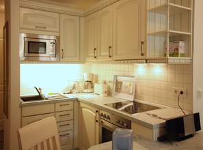 KĂŒhlschrank, Mikrowelle, Ofen, Wasserkocher mit Kaffee-/Teezubehör