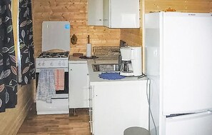 Kühlschrank, Herdplatte, Wasserkocher mit Kaffee-/Teezubehör