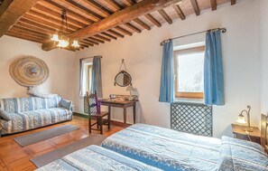 3 bedrooms, travel crib, bed sheets