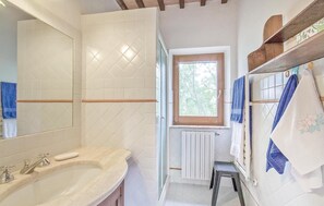 bathroom - Beautiful home in Pitigliano GR (Pitigliano GR)