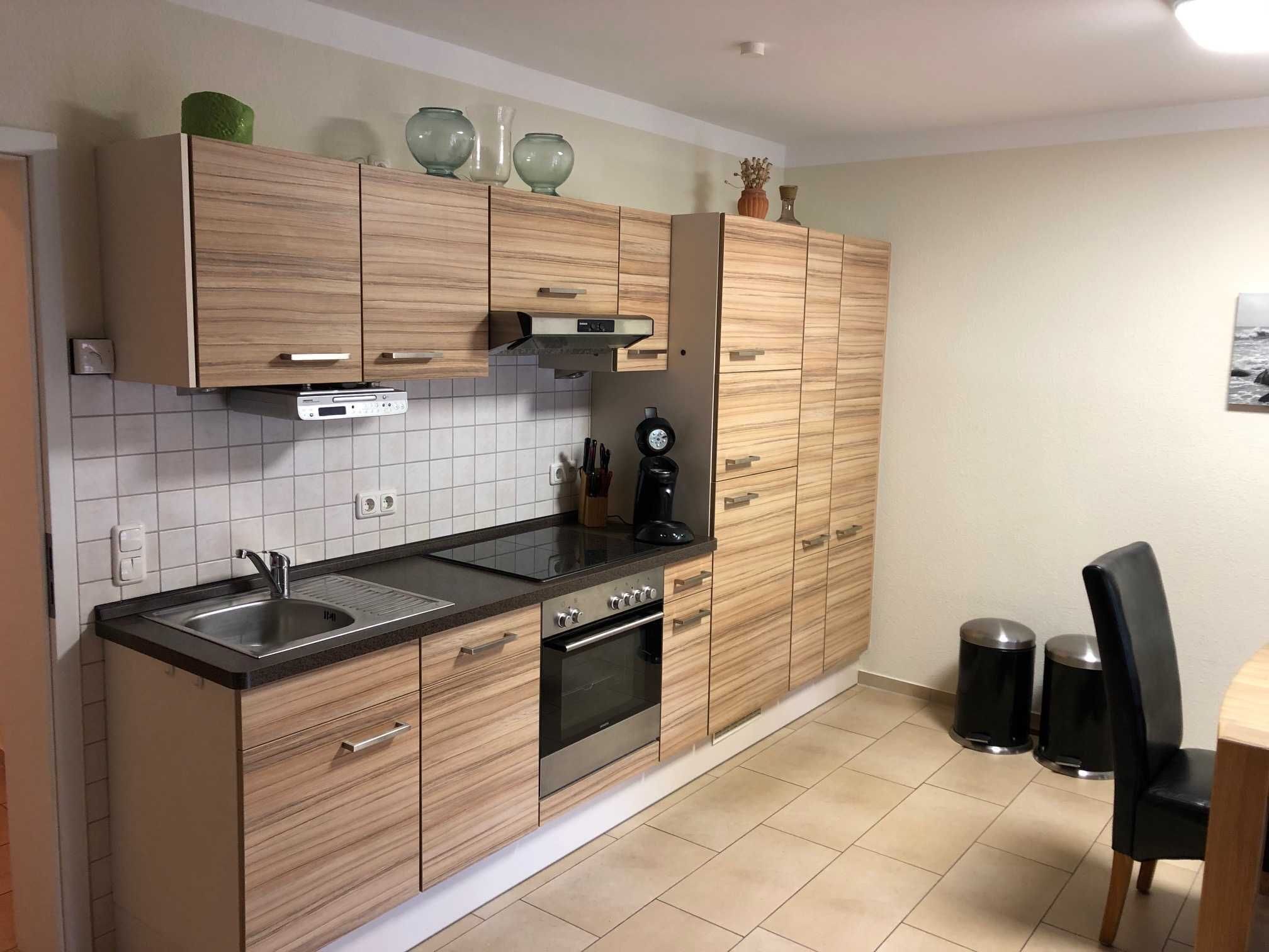 Kühlschrank, Ofen, Geschirrspüler, Wasserkocher mit Kaffee-/Teezubehör